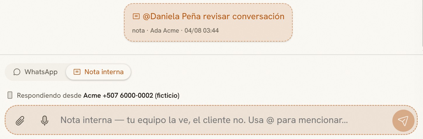 Nota interna dentro de una conversación de Eficore, con una mención a otra persona del equipo, y el selector entre responder por WhatsApp o dejar una nota interna.